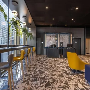 מלון דירות Radisson & Zurich